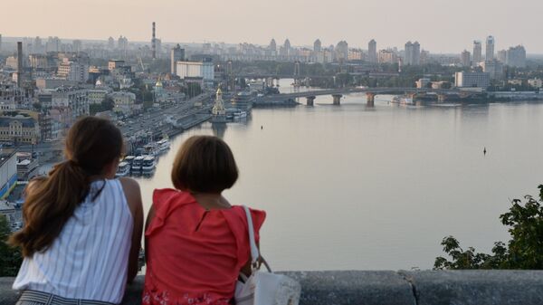 Горожане любуются на Днепр и Подольский район со смотровой площадки в Киеве