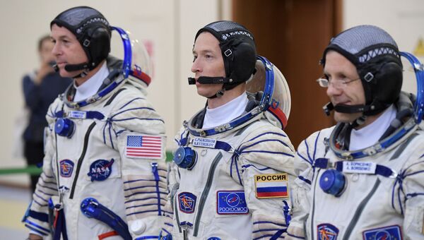 Члены основного экипажа 49/50-й экспедиции на Международную космическую станцию астронавт НАСА Шейн Кимброу и космонавты Роскосмоса Сергей Рыжиков и Андрей Борисенко (слева направо).Архивное фото