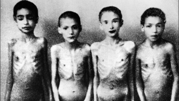 Узники концлагеря Аушвиц, отобранные для опытов Йозефа Менгеле. Архивное фото