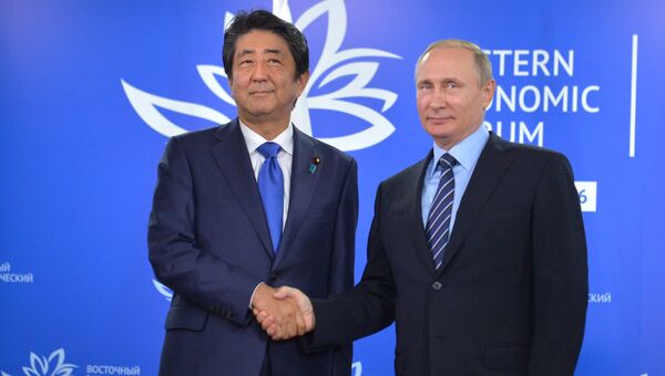 Президент РФ Владимир Путин и премьер-министр Японии Синдзо Абэ во время встречи на площадке Восточного экономического форума на острове Русский. 2 сентября 2016