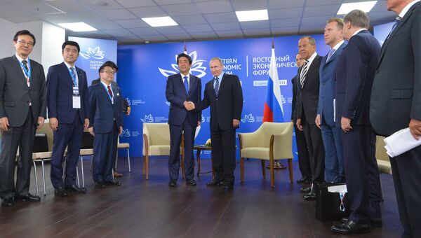 Президент РФ Владимир Путин и премьер-министр Японии Синдзо Абэ во время встречи на площадке Восточном экономическом форуме. 2 сентября 2016