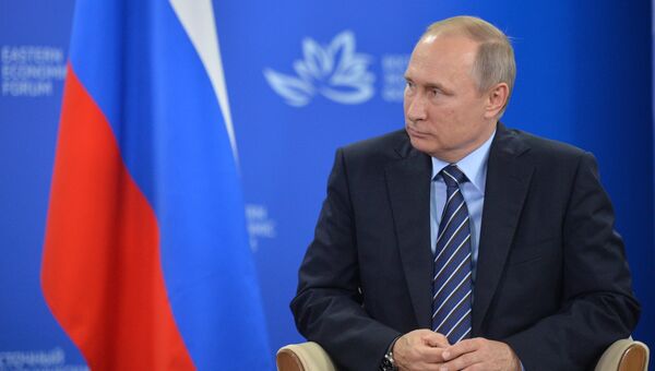 Президент РФ Владимир Путин во время встречи c премьер-министром Японии Синдзо Абэ на площадке Восточного экономического форума на острове Русский. 2 сентября 2016