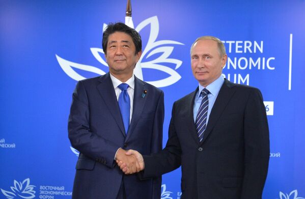 Президент РФ Владимир Путин и премьер-министр Японии Синдзо Абэ во время встречи на площадке Восточного экономического форума на острове Русский