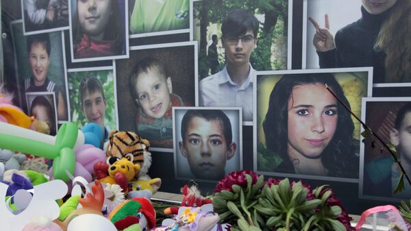 Портреты погибших в результате войны детей Донбасса на памятном мероприятии в Донецке