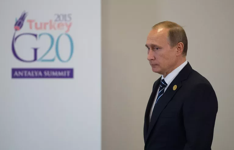 Президент России Владимир Путин во время подхода к прессе по итогам саммита Группы двадцати (G20) в турецкой Анталье. 2015 год Президент России Владимир Путин во время подхода к прессе по итогам саммита Группы двадцати (G20) в турецкой Анталье. 2015 год