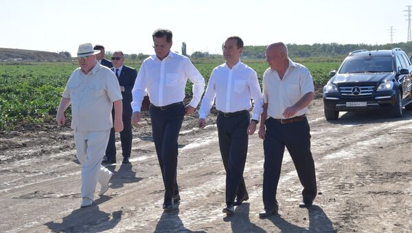 Председатель правительства РФ Дмитрий Медведев во время ознакомления с ходом уборки урожая овощных культур в Астраханской области. 2 сентября 2016