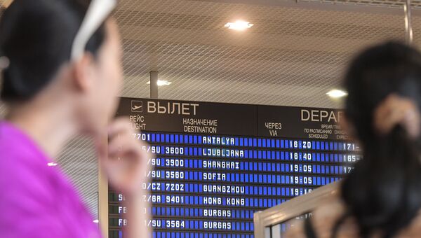 Пассажиры чартерного рейса в Турцию у информационного табло в аэропорту Шереметьево. Архивное фото