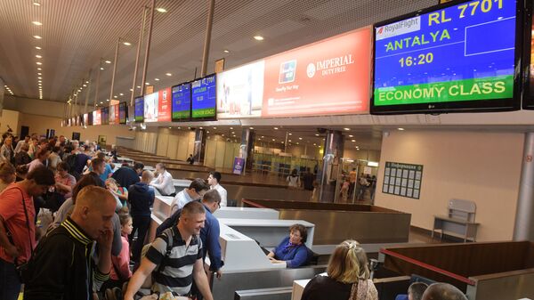 Пассажиры первого, после перерыва, чартерного рейса в Турцию проходят регистрацию в аэропорту Шереметьево
