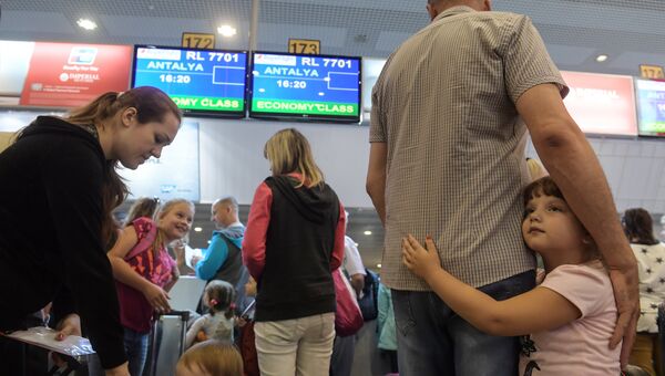 Пассажиры первого, после перерыва, чартерного рейса в Турцию в зале вылета в аэропорта Шереметьево