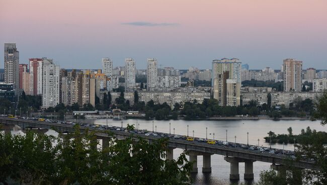 Левый берег Днепра и мост Патона в Киеве. Архивное фото