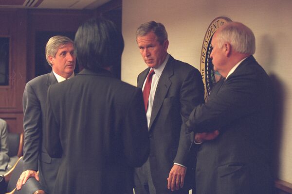 Фото совещания в Белом доме после теракта 11 сентября, опубликованное Национальным архивом США