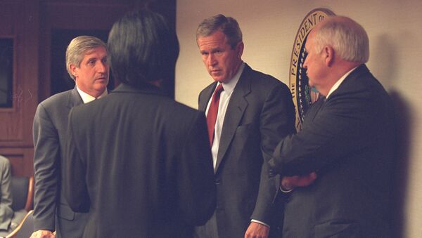 Фото совещания в Белом доме после теракта 11 сентября, опубликованное Национальным архивом США