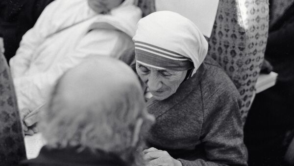 Настоятельница Ордена милосердия мать Тереза с пострадавшими во время землетрясения в Армении, 1988 год