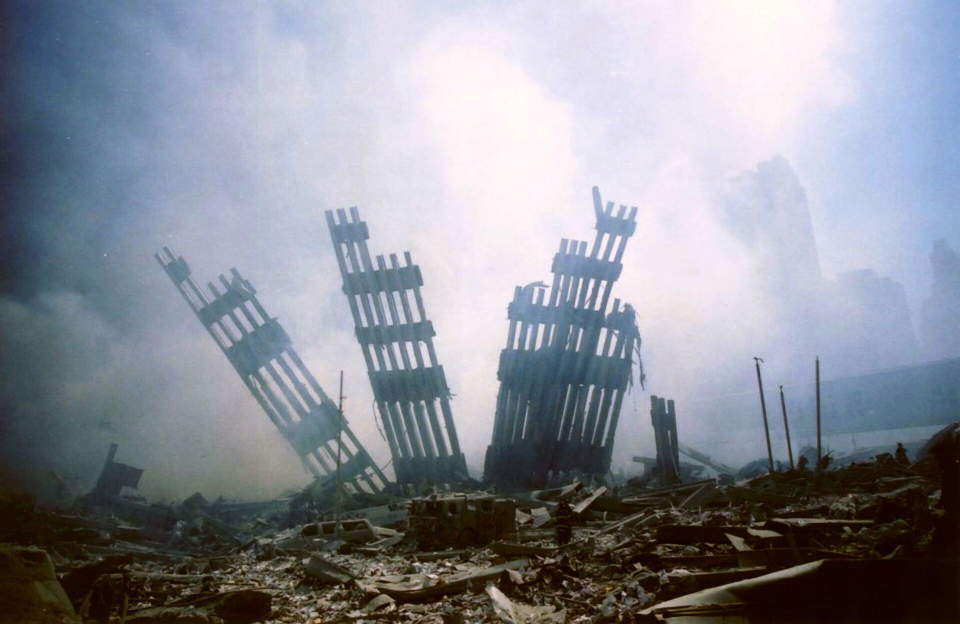 Обломки рухнувшей башни Всемирного торгового центра в Нью-Йорке. 11 сентября 2001 года - РИА Новости, 1920, 25.02.2024