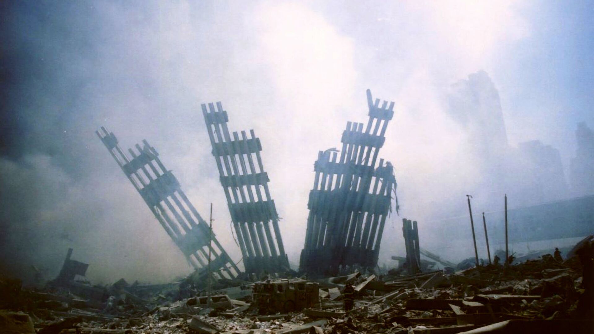 Обломки рухнувшей башни Всемирного торгового центра в Нью-Йорке. 11 сентября 2001 года - РИА Новости, 1920, 10.09.2021