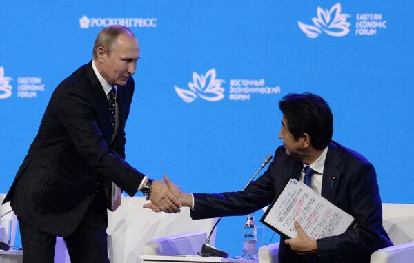 Владимир Путин и Синдзо Абэ на пленарном заседании Открывая Дальний Восток в рамках Восточного экономического форума. Сентябрь 2016 года Владимир Путин и Синдзо Абэ на пленарном заседании Открывая Дальний Восток в рамках Восточного экономического форума. Сентябрь 2016 года