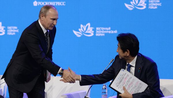 Владимир Путин и Синдзо Абэ на пленарном заседании Открывая Дальний Восток в рамках Восточного экономического форума