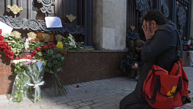 Цветы у посольства Узбекистана в Москве, в связи с кончиной Президента республики Ислама Каримова