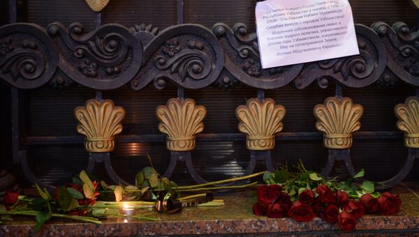 Цветы у посольства Узбекистана в Москве, в связи с кончиной Президента республики Ислама Каримова