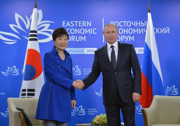 Президент РФ Владимир Путин и президент Южной Кореи Пак Кын Хе во время встречи в рамках Восточного экономического форума