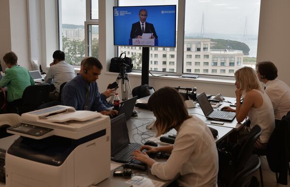 Трансляция выступления президента РФ Владимира Путина на пленарном заседании ВЭФ в пресс-центре Восточного экономического форума во Владивостоке