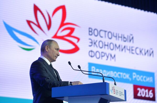Президент РФ Владимир Путин на пленарном заседании Открывая Дальний Восток в рамках Восточного экономического форума