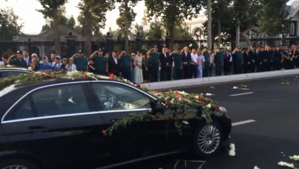 Путь из цветов и слезы: в Ташкента проводили траурный кортеж с телом Каримова