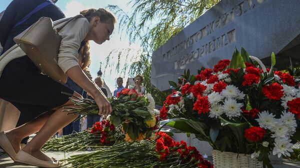 Участница акции в память жертв захвата заложников в Театральном центре на Дубровке в Москве в День солидарности в борьбе с терроризмом
