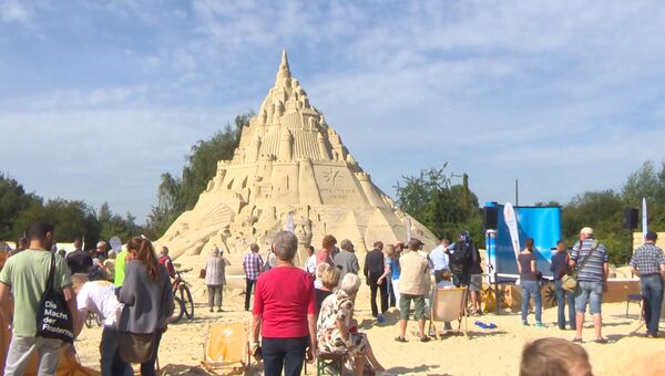 В Германии построили 14-метровый замок из песка, чтобы побить рекорд Гиннеса