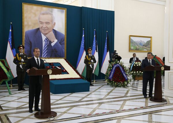Председатель правительства РФ Дмитрий Медведев выступает на церемонии прощания с президентом Узбекистана Исламом Каримовым в Самарканде