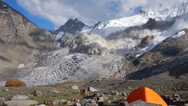 Зрелищный сход лавины в Гималаях