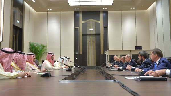 Президент РФ Владимир Путин (третий справа) и заместитель наследного принца королевства Саудовская Аравия и министр обороны Мухаммад бин Салман Аль Сауд (четвертый слева). Архивное фото