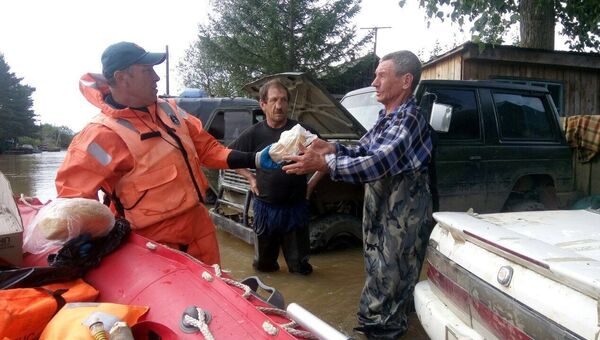 Спасатели помогают жителям Приморья