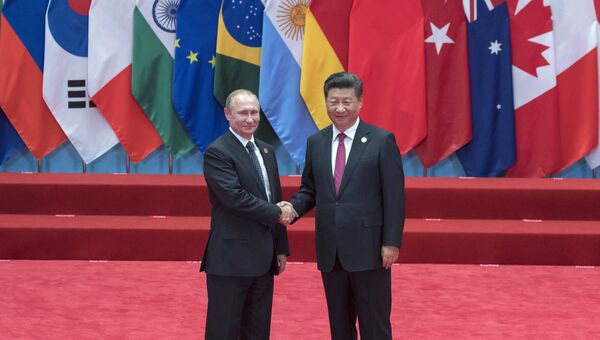Президент РФ Владимир Путин и председатель КНР Си Цзиньпин на церемонии официальной встречи глав делегаций государств-участников Группы двадцати G20, приглашенных государств и международных организаций в Ханчжоу