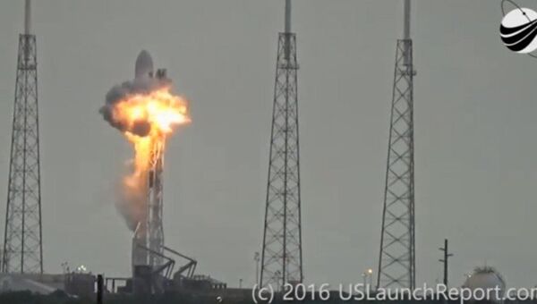 Взрыв ракеты Falcon 9 на стартовой площадке SpaceX на космодроме на мысе Канаверал, США. Архивное фото