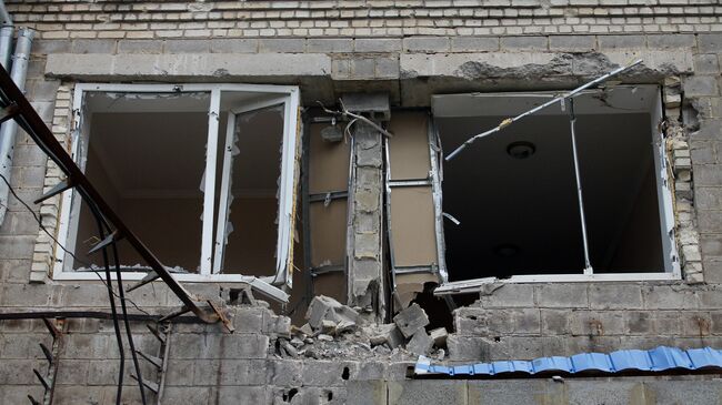 Последствия обстрела Нефтеперерабатывающего завода Докучаевска в Донецкой области. Архивное фото
