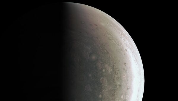 Фотография южного полюса Юпитера, полученная Juno