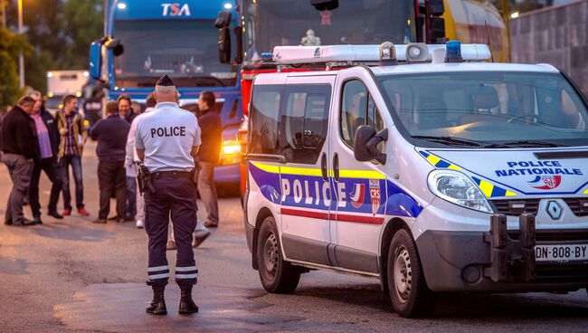 Полиция и участники акции, требующие ликвидации стихийного лагеря мигрантов в окрестностях Кале, Франция. 5 сентября 2016