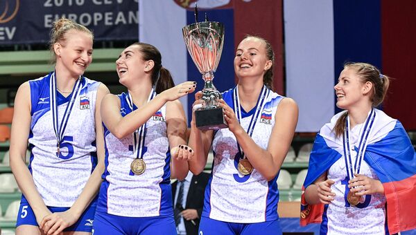 Игроки сборной России радуются победе в финальном матче чемпионата Европы по волейболу среди женщин до 19 лет