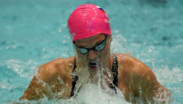 Юлия Ефимова (Россия) на дистанции 50 метров брассом на этапе Кубка мира FINA по плаванию в Москве