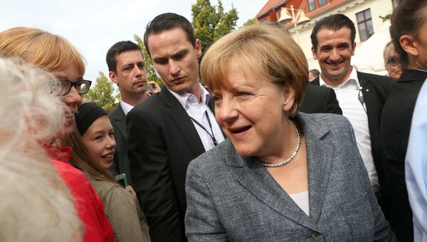 Канцлер Германии Ангела Меркель приветствует членов партии ХДС перед выборами на северо-востоке Германии