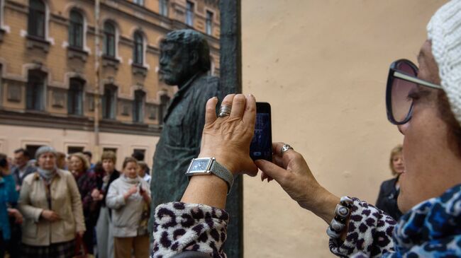 Открытие памятника Сергею Довлатову в Санкт-Петербурге