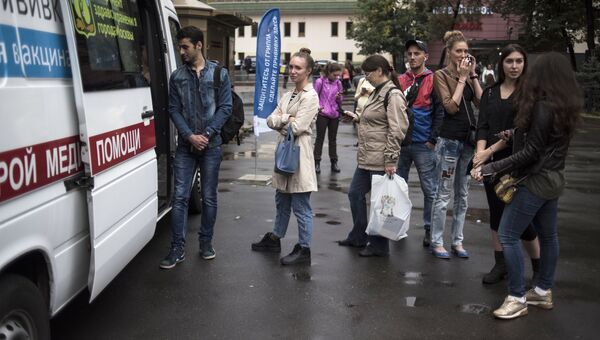 Очередь горожан у мобильного прививочного пункта на площади перед вестибюлем станции метро Бауманская. Архивное фото