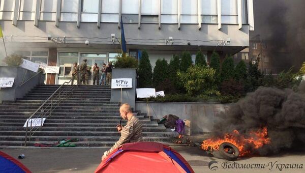 Беспорядки у здания телеканала Интер в Киеве. Архивное фото