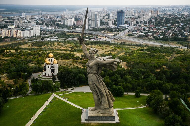 Монумент Родина-мать зовёт! на Мамаевом кургане в Волгограде. Слева - Всехсвятская церковь