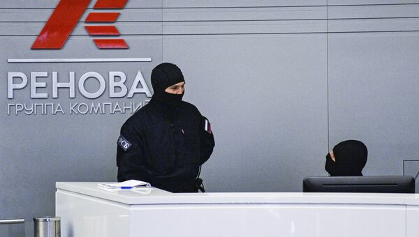 Сотрудник правоохранительных органов в офисе компании Ренова в Москве