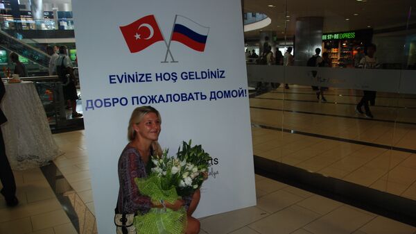 Встреча российских пассажиров первого чартерного рейса в аэропорту турецкой Антальи