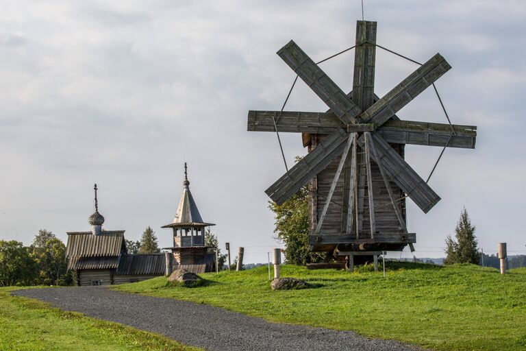 Восьмикрылая ветряная мельница из деревни Волкостров, расположенная на территории государственного историко-архитектурного и этнографического музея-заповедника Кижи на острове Кижи в Карелии