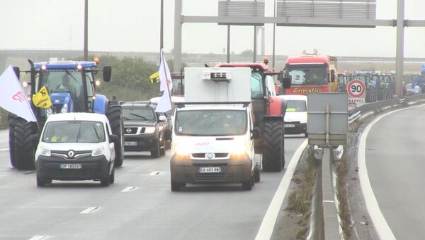 Фермеры и перевозчики блокировали дорогу требуя снести лагеря беженцев в Кале