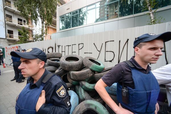 Сотрудники полиции у здания телеканала Интер в Киеве